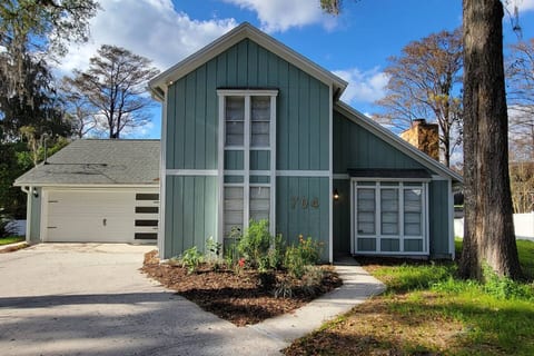 KAYAKERS RETREAT~King Bed Sleeps 8~Waterfront