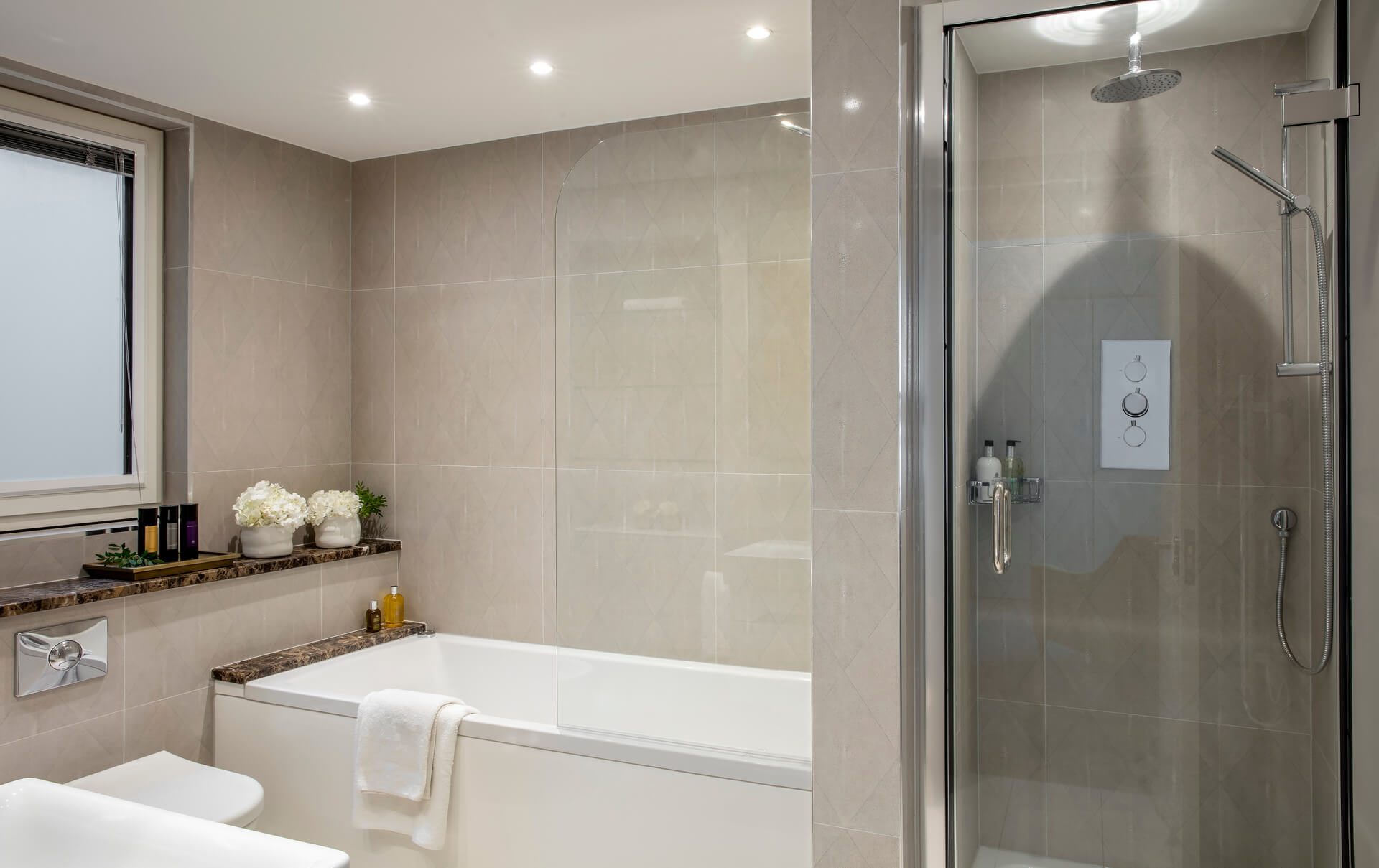 elegant-4-bed-apartment-with-balcony-view/