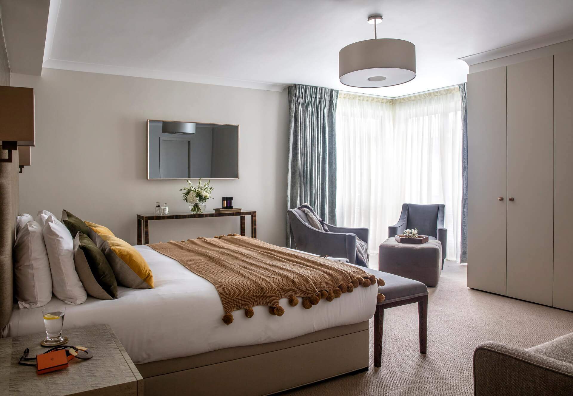 elegant-4-bed-apartment-with-balcony-view/