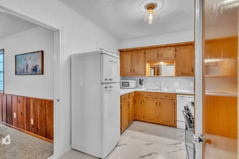 Fully stocked kitchen. K cup coffee maker included with a starter supply of K cups, sugar and creamer.  Stove is gas.  Pick up a bag of ice on your way in.  Chilled mugs are in the freezer. 