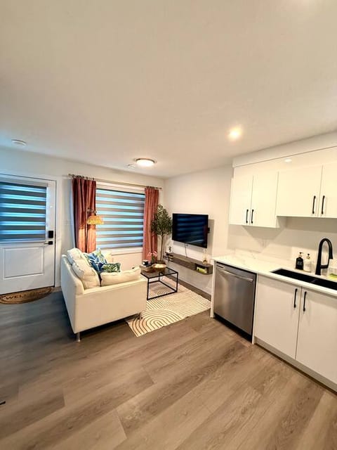 Velvet & Vibes | Luxe 2BR GR Suite