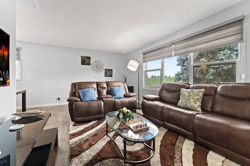 The Emerald House Near Northgate & Backyard - Edmonton