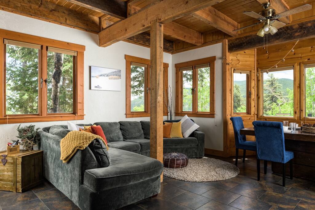 the-evergreen-castle-close-to-scenic-trails-and-lake/