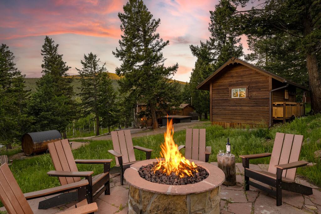 the-evergreen-castle-close-to-scenic-trails-and-lake/