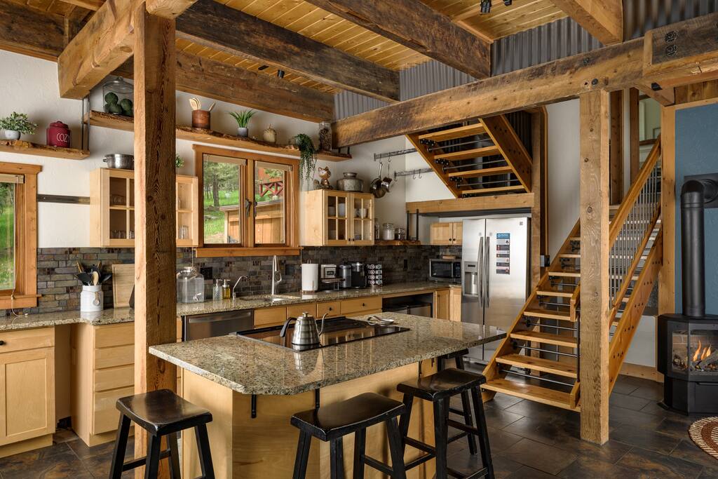 the-evergreen-castle-close-to-scenic-trails-and-lake/