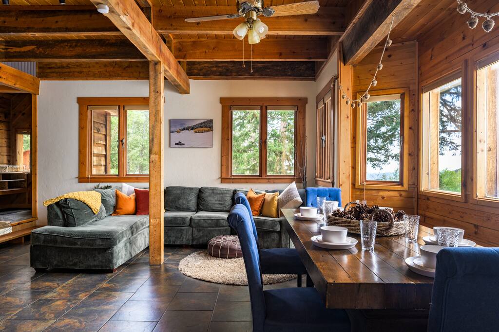 the-evergreen-castle-close-to-scenic-trails-and-lake/