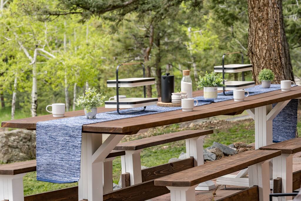 the-evergreen-castle-close-to-scenic-trails-and-lake/