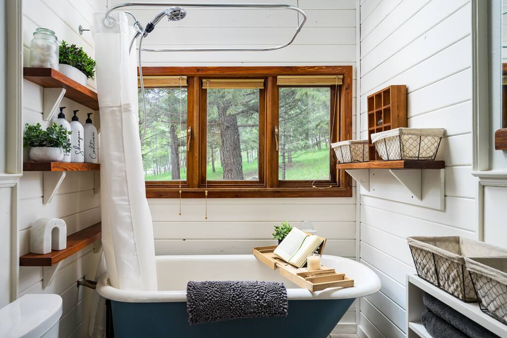 the-evergreen-castle-close-to-scenic-trails-and-lake/