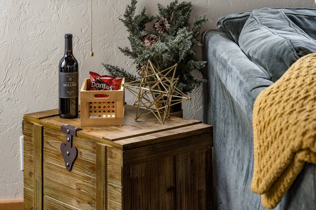 the-evergreen-castle-close-to-scenic-trails-and-lake/