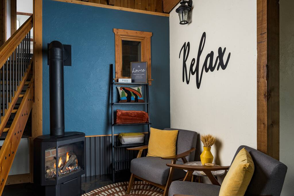 the-evergreen-castle-close-to-scenic-trails-and-lake/