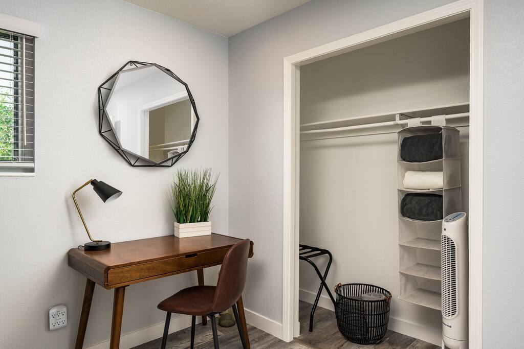 denver-emerald-stylish-retreat-near-red-rocks/