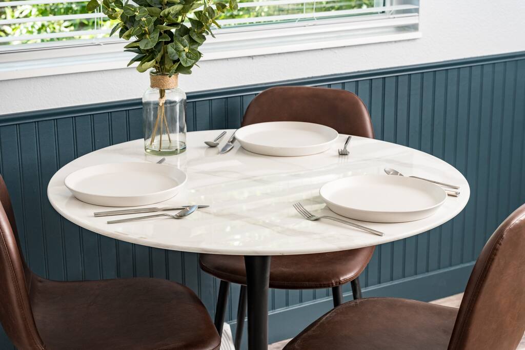 denver-emerald-stylish-retreat-near-red-rocks/