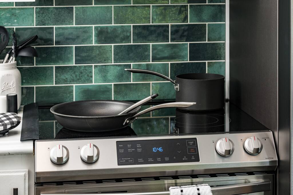 denver-emerald-stylish-retreat-near-red-rocks/