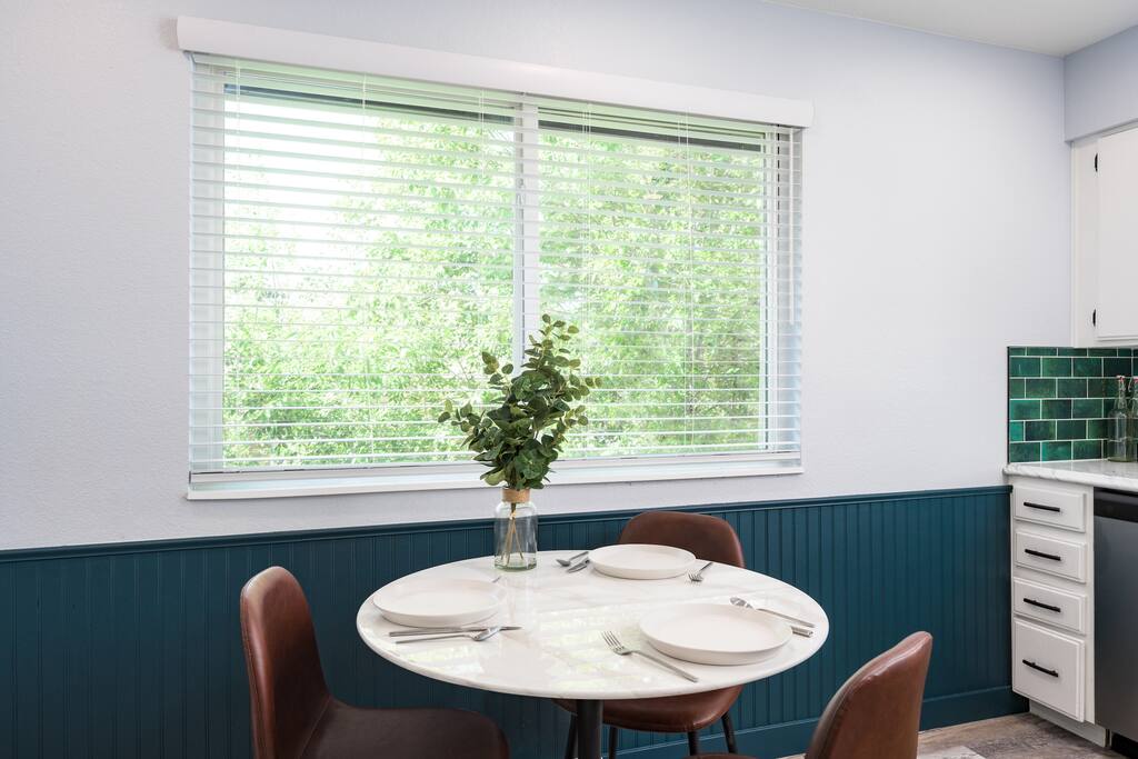 denver-emerald-stylish-retreat-near-red-rocks/