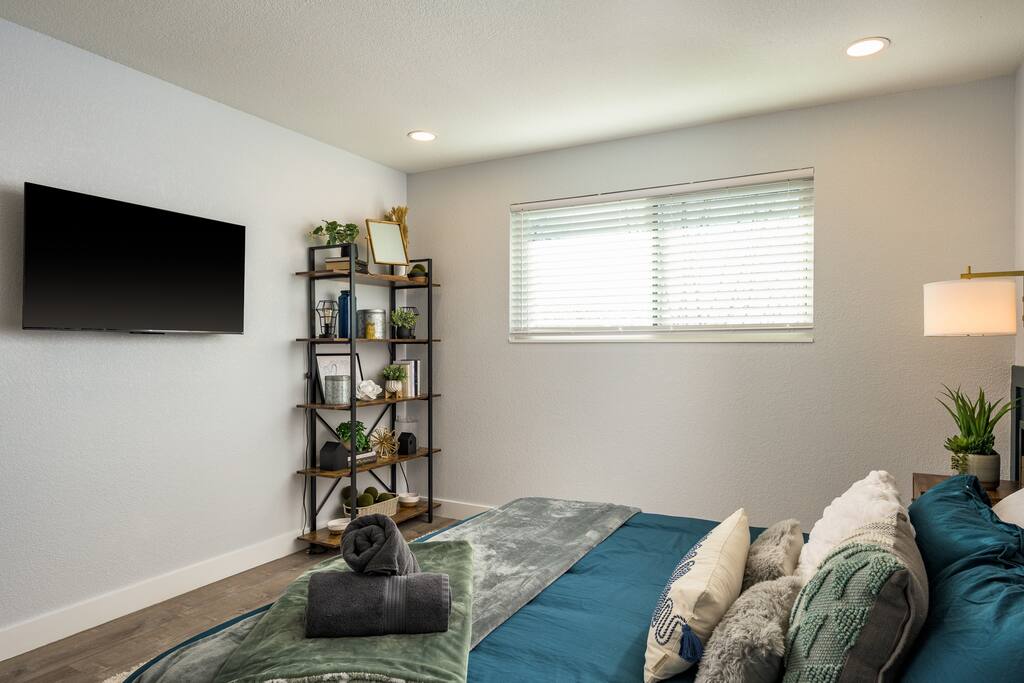 plush-king-beds-near-downtown-denver-or-fast-wifi/