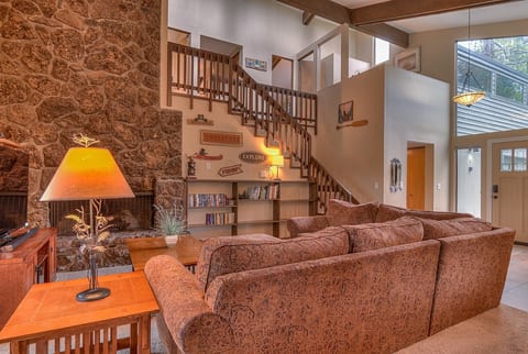 Sunriver Resort Home-A/C, SHARC-Golf View-Pool Tbl
