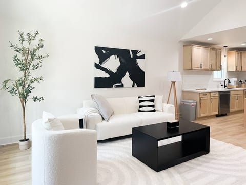 Blackish-Oak Lux 3BR|2BTH Home 7 Min DT / Stadium - Holiday Home