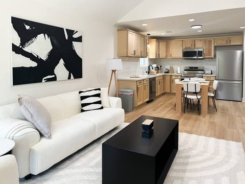 Blackish-Oak Lux 3BR|2BTH Home 7 Min DT / Stadium - Holiday Home
