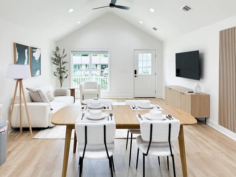 Light-Natural Oak Lux 3BR & 2BTH 7 Min DT - Stadium