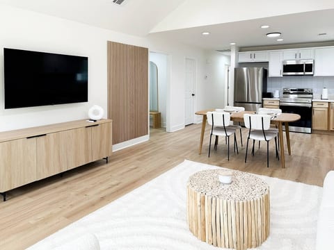 Light-Natural Oak Lux 3BR & 2BTH 7 Min DT - Stadium