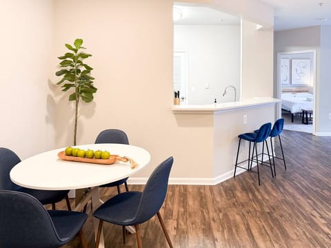 Luxy & Airy 2BR|2BTH Gym+Pool Near Mosiac District