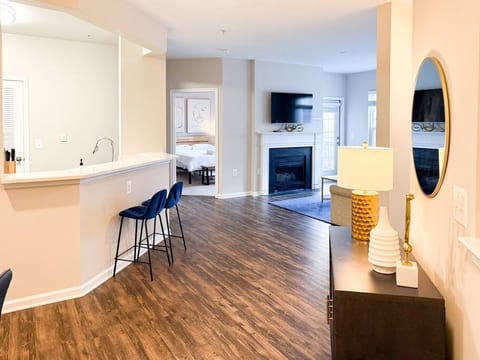Luxy & Airy 2BR|2BTH Gym+Pool Near Mosiac District