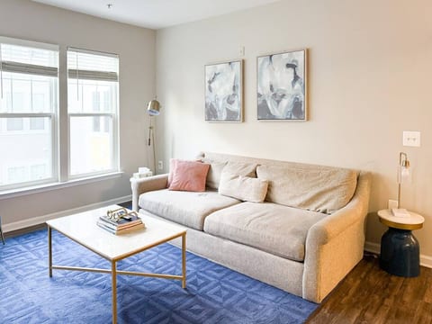 Luxy & Airy 2BR|2BTH Gym+Pool Near Mosiac District