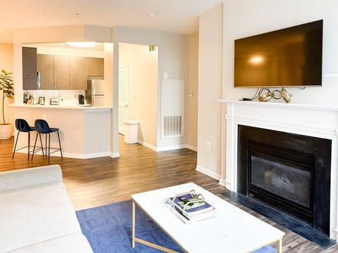 Luxy & Airy 2BR|2BTH Gym+Pool Near Mosiac District