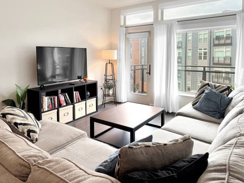 Charming 1BR Retreat | Pool View | Tysons Corner