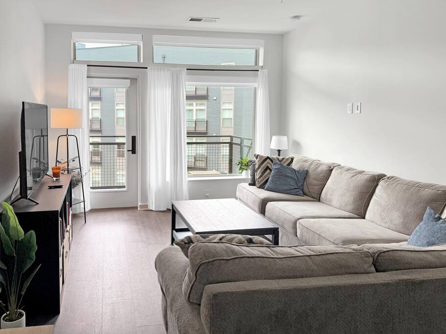 Living Room | Balcony 