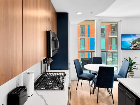 Full Kitchen | Dining Area