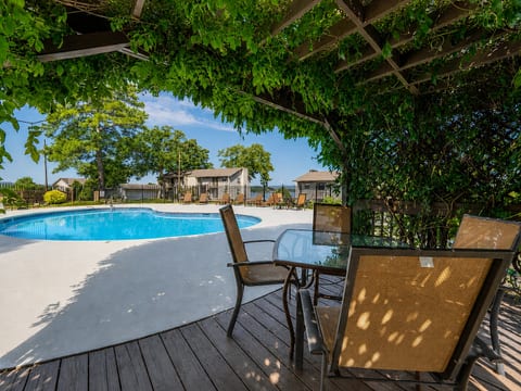 Lake Hamilton Condo w/ Pool, Pickleball & Lake Views