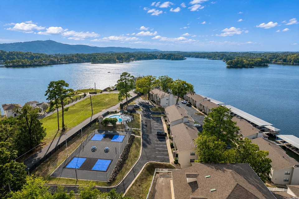 Lake Hamilton Condo w/ Pool, Pickleball & Lake Views - Lake Hamilton