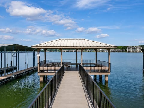 Lake Hamilton Condo w/ Pool, Pickleball & Lake Views