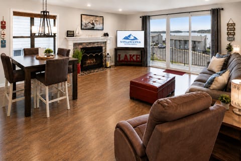 Lake Hamilton Condo w/ Pool, Pickleball & Lake Views