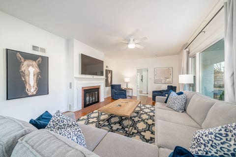 Oak Vegas: Walk to Oaklawn, 3 King Beds, Pets