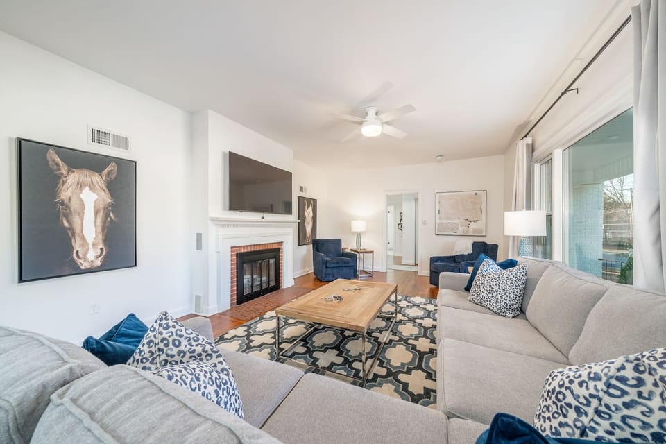Oak Vegas: Walk to Oaklawn, 3 King Beds, Pets - Hot Springs