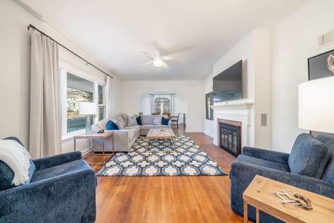 Oak Vegas: Walk to Oaklawn, 3 King Beds, Pets
