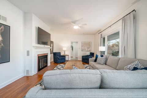 Oak Vegas: Walk to Oaklawn, 3 King Beds, Pets