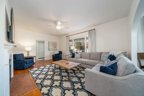 Oak Vegas: Walk to Oaklawn, 3 King Beds, Pets