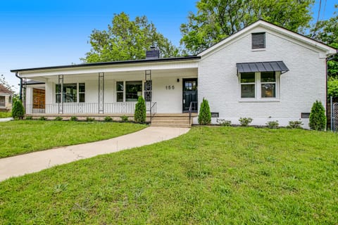 Oak Vegas: Walk to Oaklawn, 3 King Beds, Pets