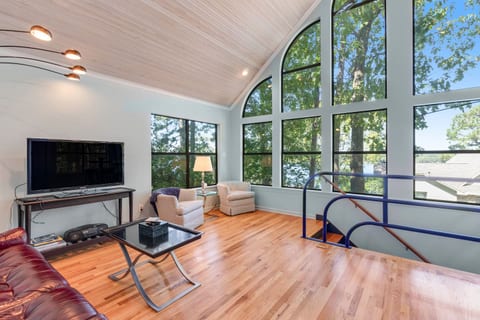 Modern Treehouse: Lake Views, King Bed, WiFi