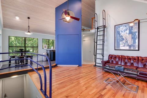Modern Treehouse: Lake Views, King Bed, WiFi