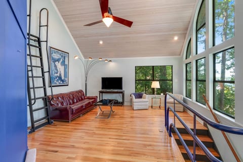Modern Treehouse: Lake Views, King Bed, WiFi