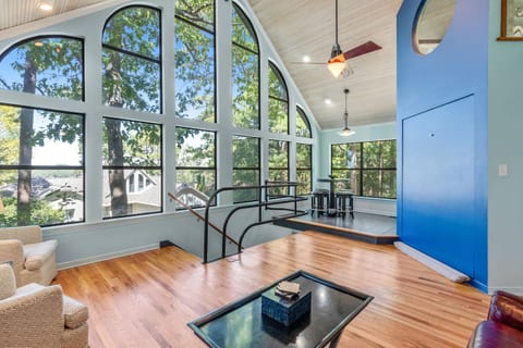 Modern Treehouse: Lake Views, King Bed, WiFi