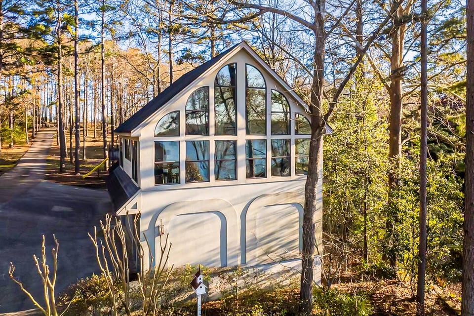 Modern Treehouse: Lake Views, King Bed, WiFi - Hot Springs