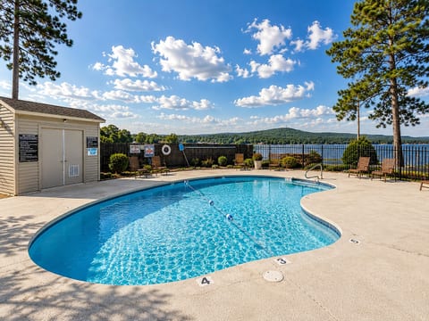 Tranquil Retreat: Pool, Pickleball, Lake, Patio