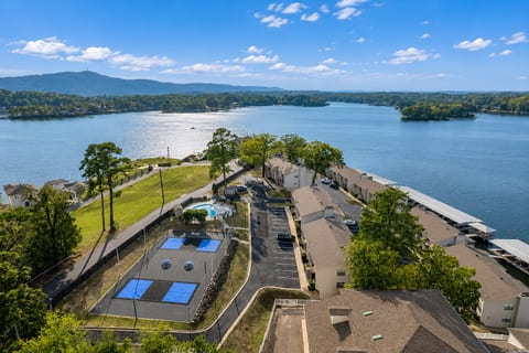 Tranquil Retreat: Pool, Pickleball, Lake, Patio