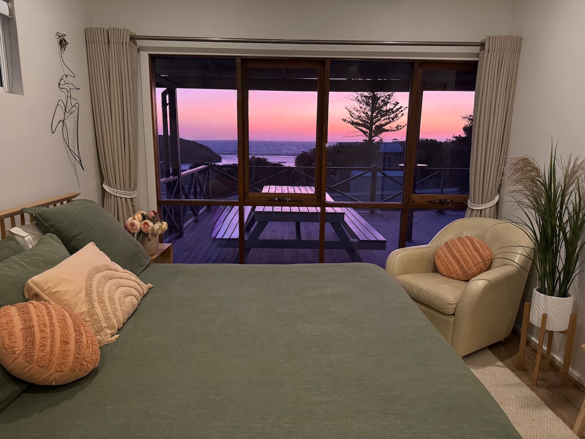 Our main bedroom has this incredible view, a super comfortable king size bed with luxury linen, original artwork and an adjoining ensuite. Just close the curtains for a nice sleep in. 