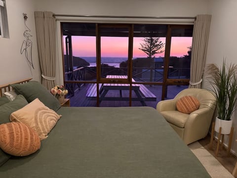 Our main bedroom has this incredible view, a super comfortable king size bed with luxury linen, original artwork and an adjoining ensuite. Just close the curtains for a nice sleep in. 